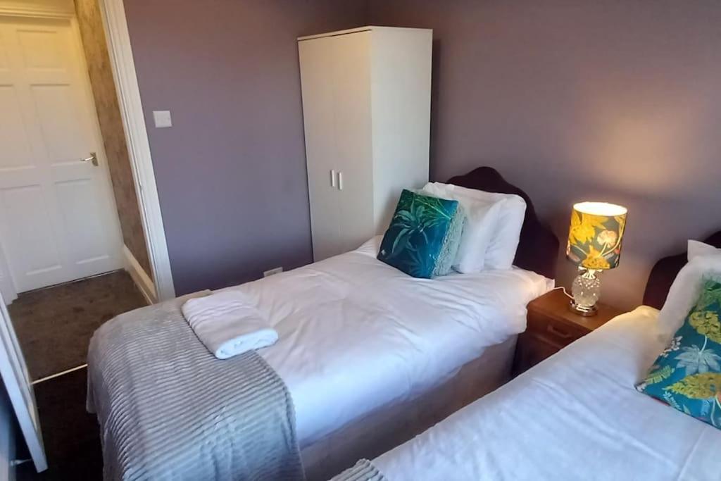 Peaceful Home From Home - Spacious 3 Bedroom House Accommodating 7 - Ideal For Families And Workers เกทส์เฮด ภายนอก รูปภาพ