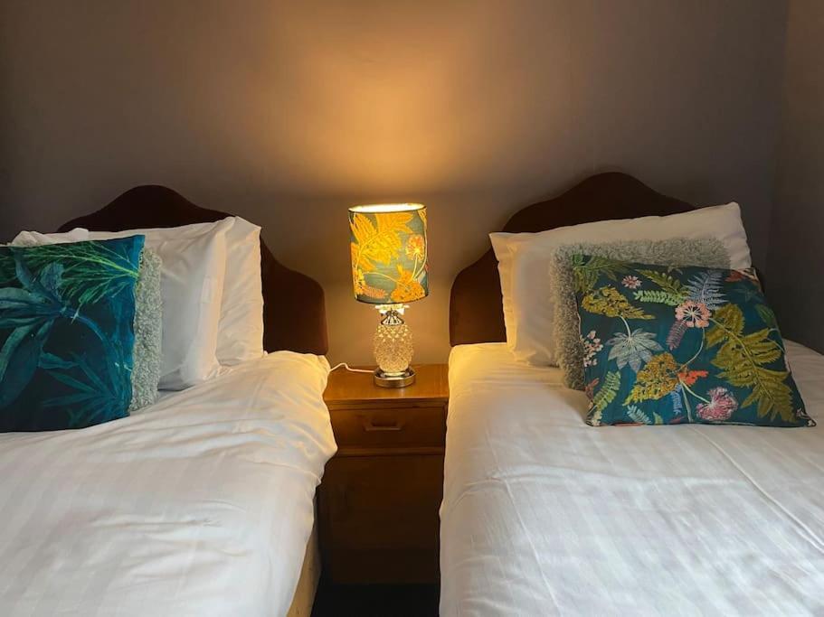 Peaceful Home From Home - Spacious 3 Bedroom House Accommodating 7 - Ideal For Families And Workers เกทส์เฮด ภายนอก รูปภาพ